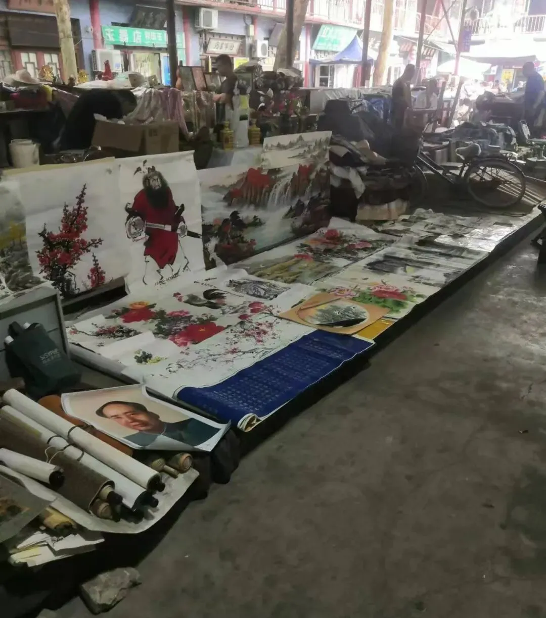 探秘古玩市场,在这些千奇百怪的老物件中寻宝,朋友告诉我:这里面水很深……