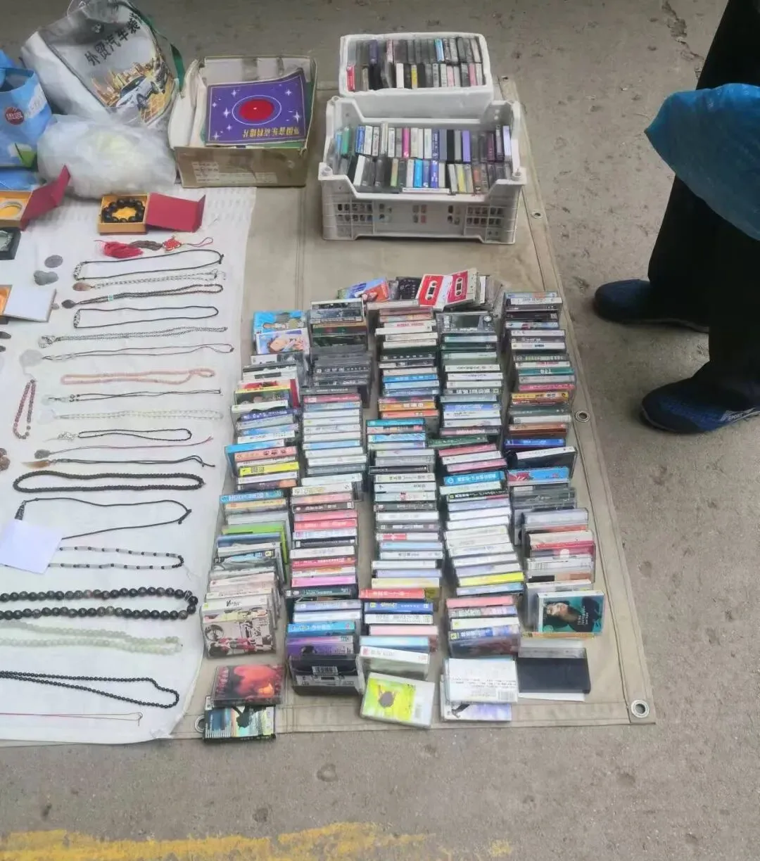 探秘古玩市场,在这些千奇百怪的老物件中寻宝,朋友告诉我:这里面水很深……