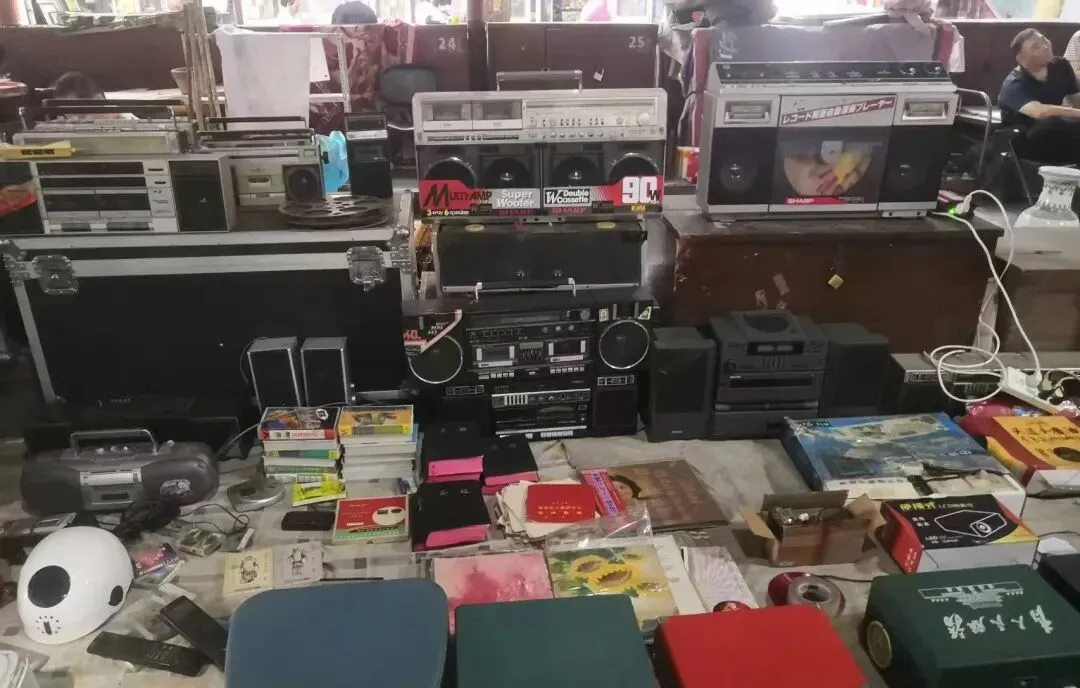 探秘古玩市场,在这些千奇百怪的老物件中寻宝,朋友告诉我:这里面水很深……
