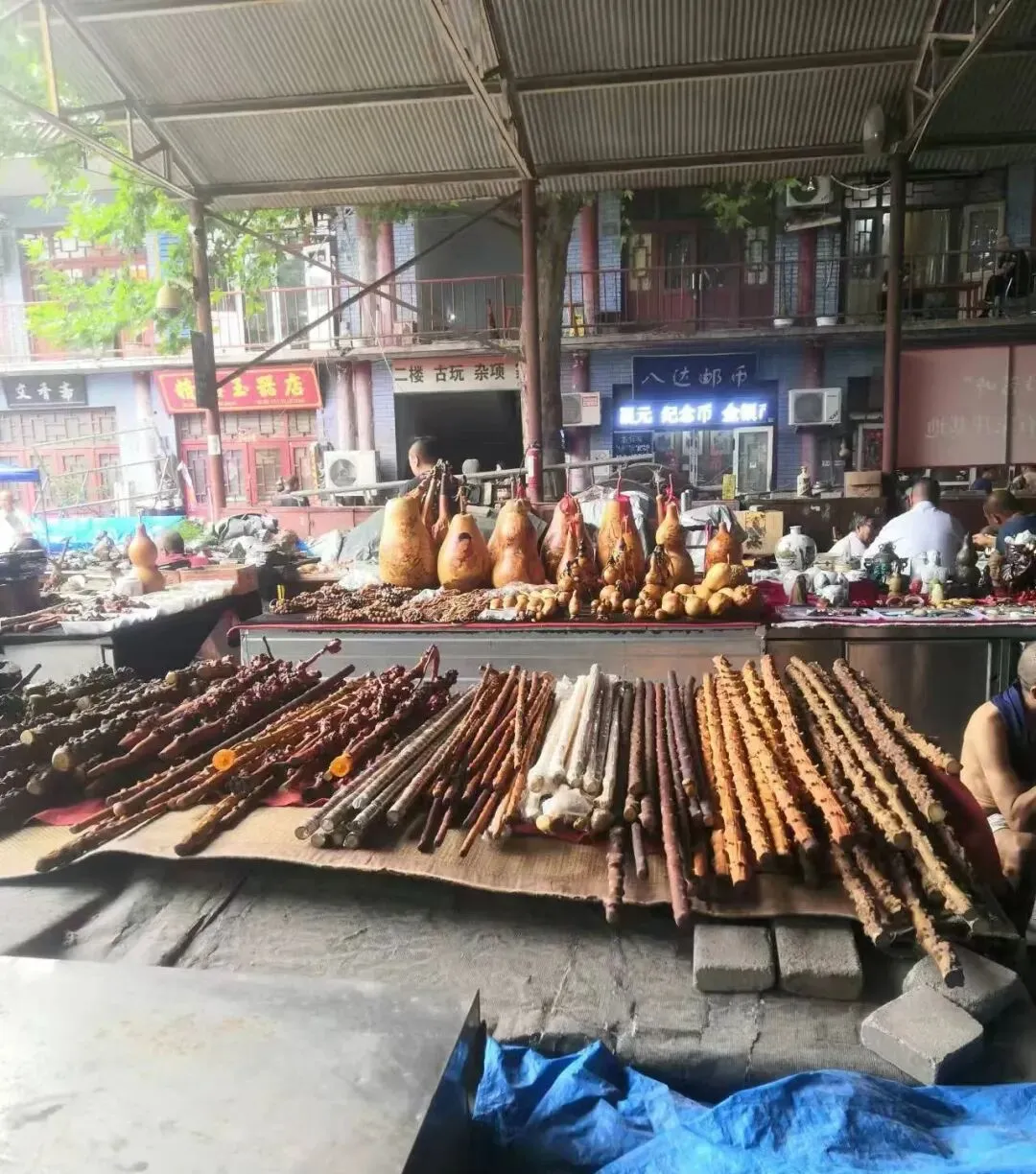 探秘古玩市场,在这些千奇百怪的老物件中寻宝,朋友告诉我:这里面水很深……