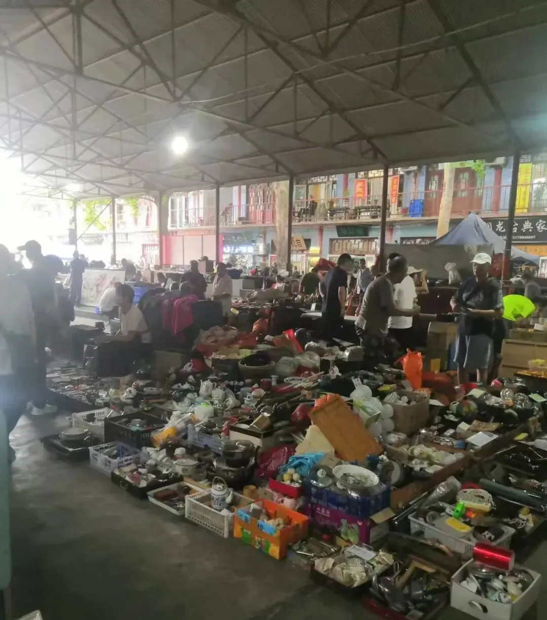 探秘古玩市场,在这些千奇百怪的老物件中寻宝,朋友告诉我:这里面水很深……