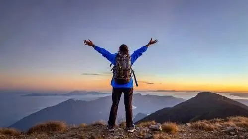 披着“爬山交友”外衣的低俗营销:这和卖色,不过是一步之遥