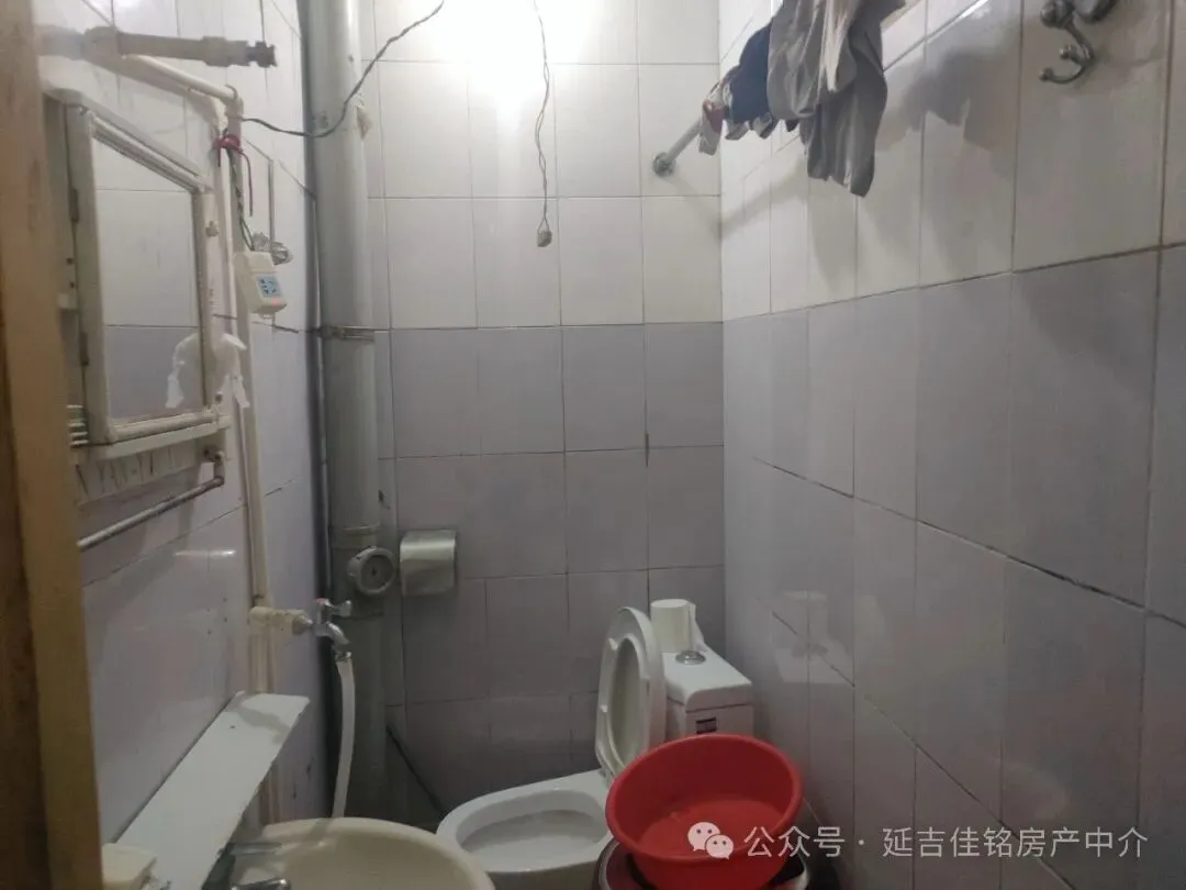 河南市场西侧北向20平三楼售价3万一居室,简单装修