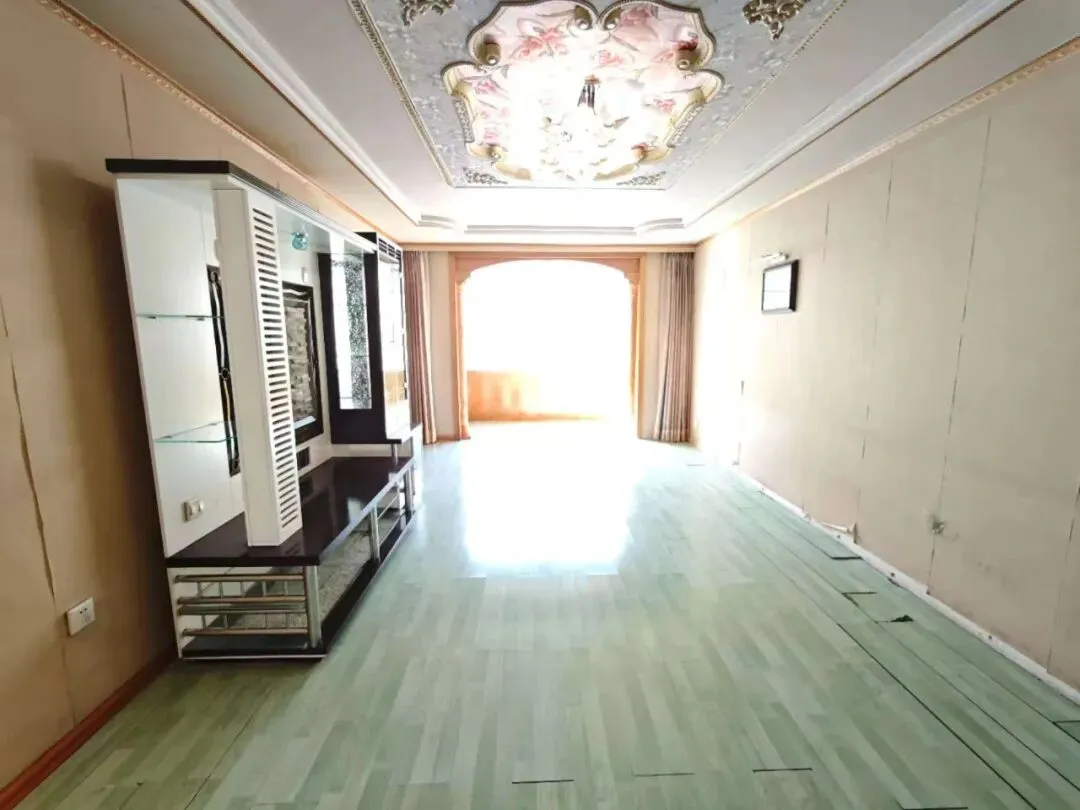 旧货市场东侧,蔬菜小区,3楼,100平,南北通透,简单装修,两室一厅,售价32万,包过户,划拨已交,有钥匙