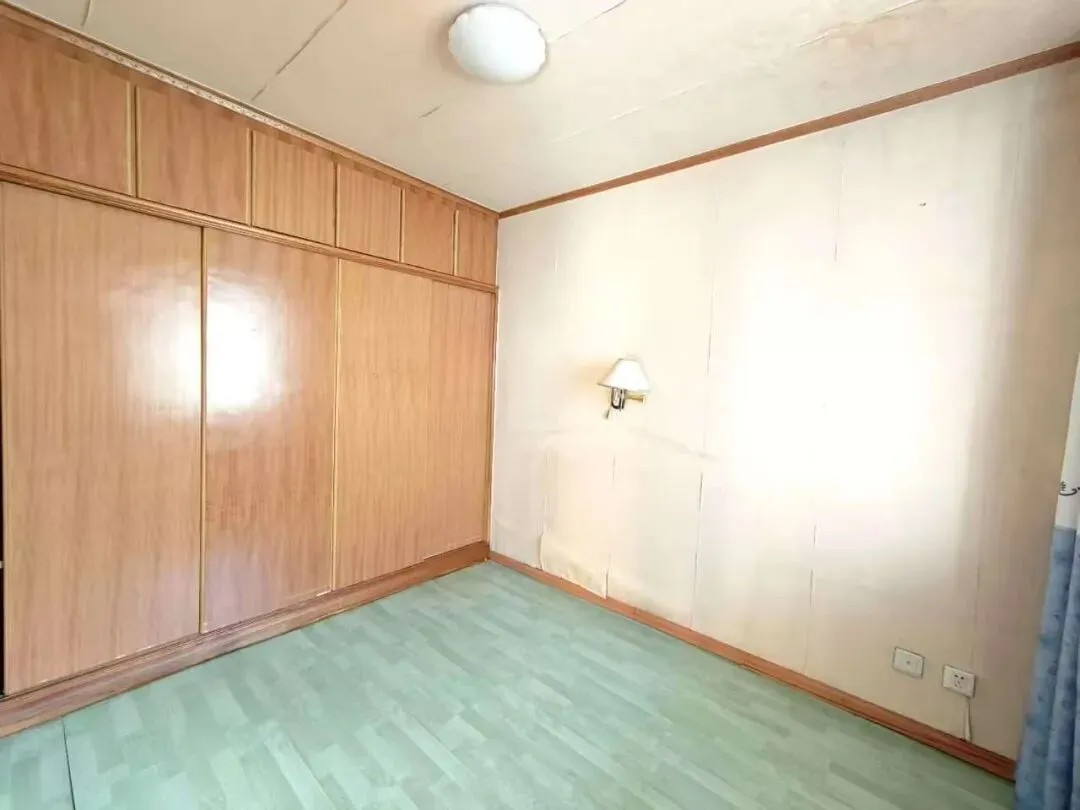 旧货市场东侧,蔬菜小区,3楼,100平,南北通透,简单装修,两室一厅,售价32万,包过户,划拨已交,有钥匙