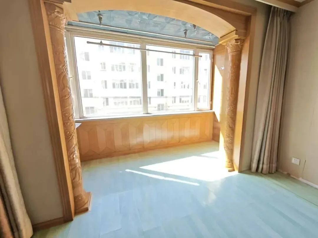 旧货市场东侧,蔬菜小区,3楼,100平,南北通透,简单装修,两室一厅,售价32万,包过户,划拨已交,有钥匙