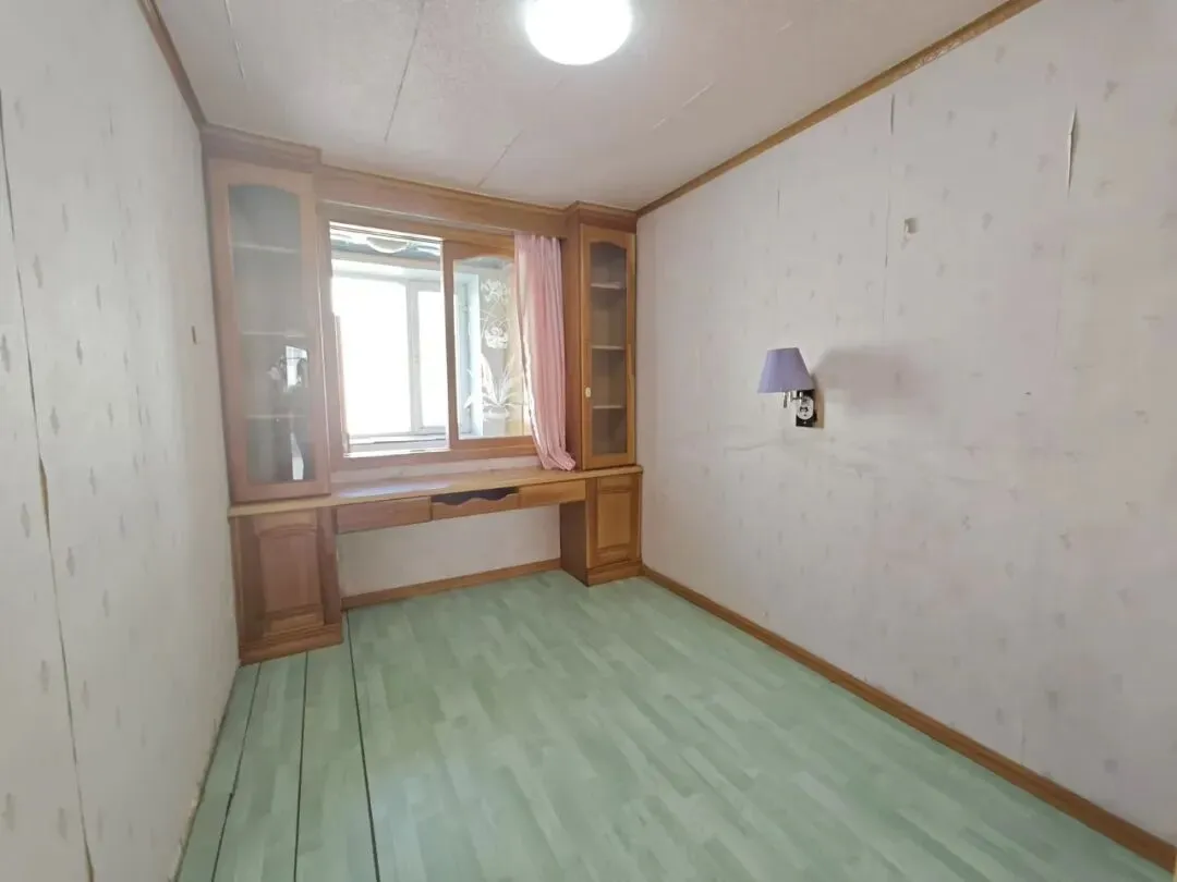 旧货市场东侧,蔬菜小区,3楼,100平,南北通透,简单装修,两室一厅,售价32万,包过户,划拨已交,有钥匙