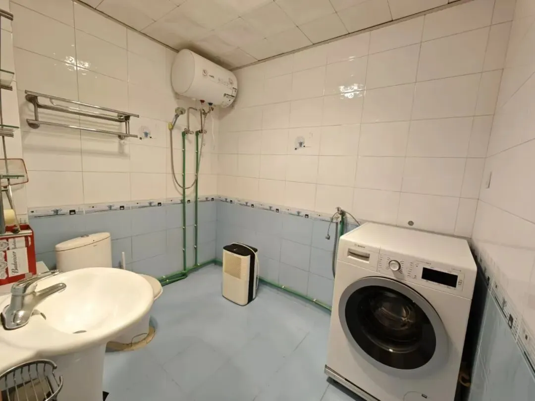 旧货市场东侧,蔬菜小区,3楼,100平,南北通透,简单装修,两室一厅,售价32万,包过户,划拨已交,有钥匙