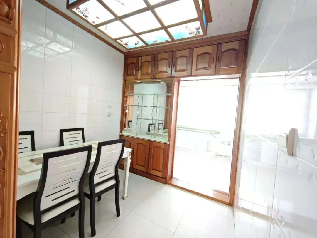 旧货市场东侧,蔬菜小区,3楼,100平,南北通透,简单装修,两室一厅,售价32万,包过户,划拨已交,有钥匙