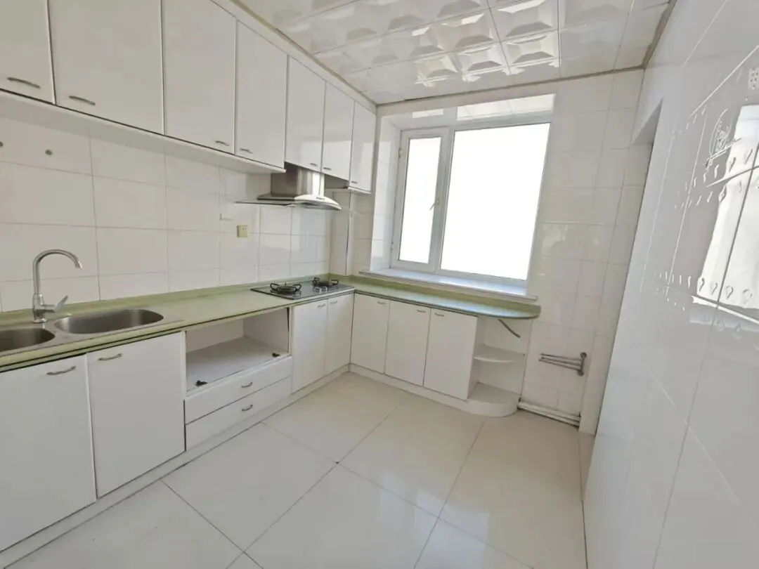 旧货市场东侧,蔬菜小区,3楼,100平,南北通透,简单装修,两室一厅,售价32万,包过户,划拨已交,有钥匙