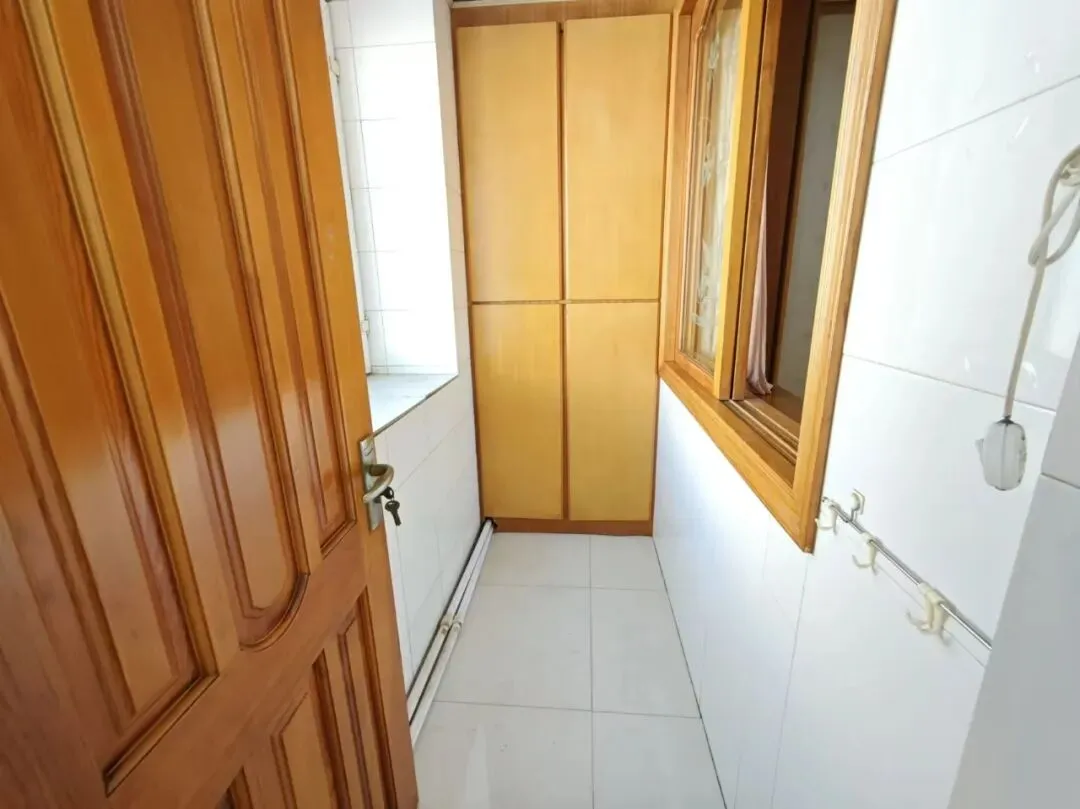 旧货市场东侧,蔬菜小区,3楼,100平,南北通透,简单装修,两室一厅,售价32万,包过户,划拨已交,有钥匙