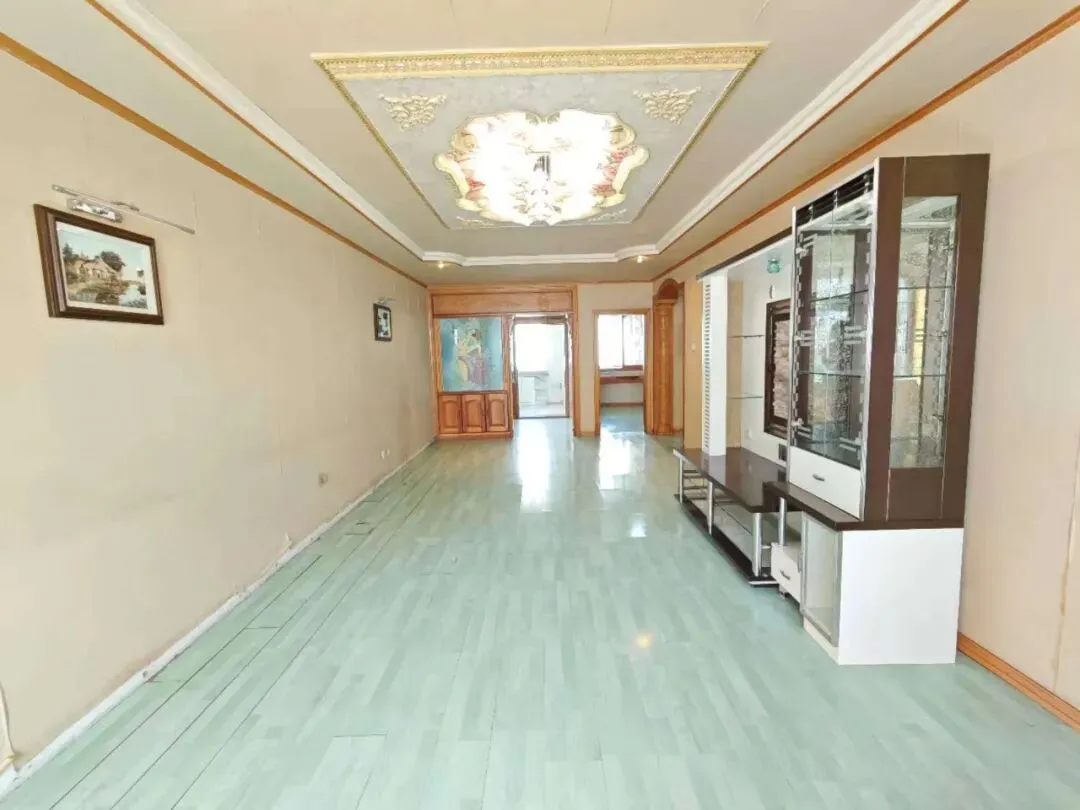 旧货市场东侧,蔬菜小区,3楼,100平,南北通透,简单装修,两室一厅,售价32万,包过户,划拨已交,有钥匙