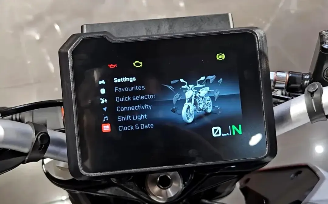 国际市场也卷配置,KTM 160 Duke TFT版本海外上市,仪表还是大屏香
