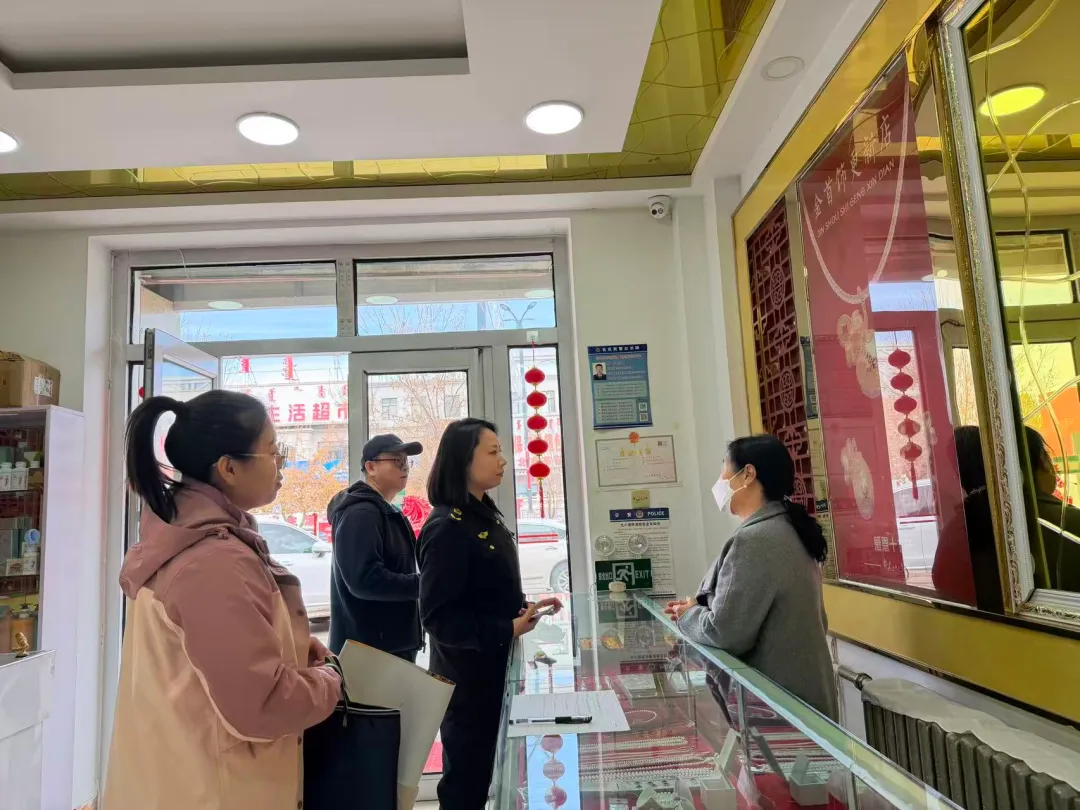 乌拉盖管理区财政局联合市场局开展辖区重点场所金融风险防范宣传活动