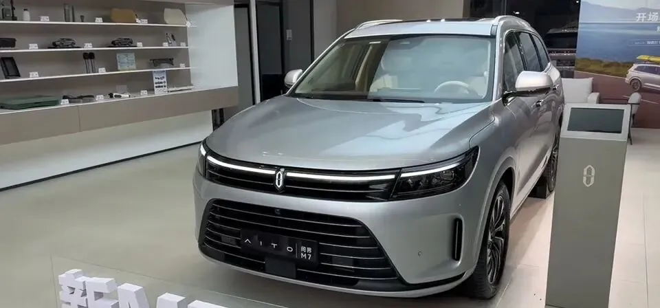 遥遥领先还是营销口号?我把手伸进2024款问界M7里看了看