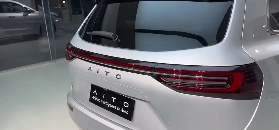 遥遥领先还是营销口号?我把手伸进2024款问界M7里看了看