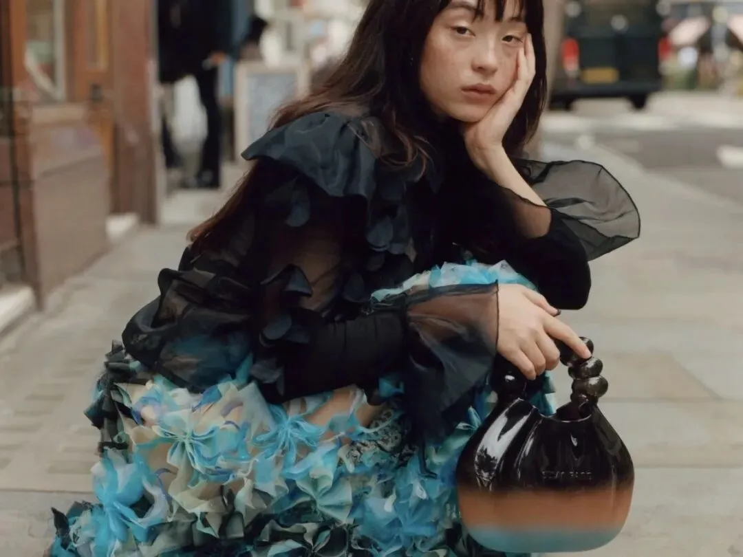 安妮·海瑟薇的裙子是从义乌小商品市场批的吗?