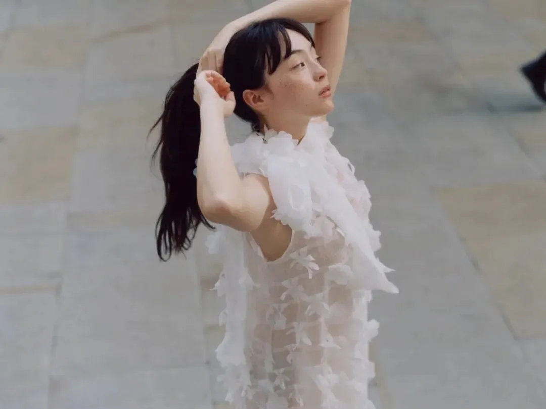 安妮·海瑟薇的裙子是从义乌小商品市场批的吗?