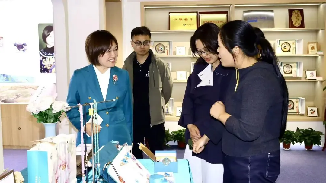 轮值会长活动——中部数字科创城营销负责人屈园园带领协会一行走进一涵汴绣