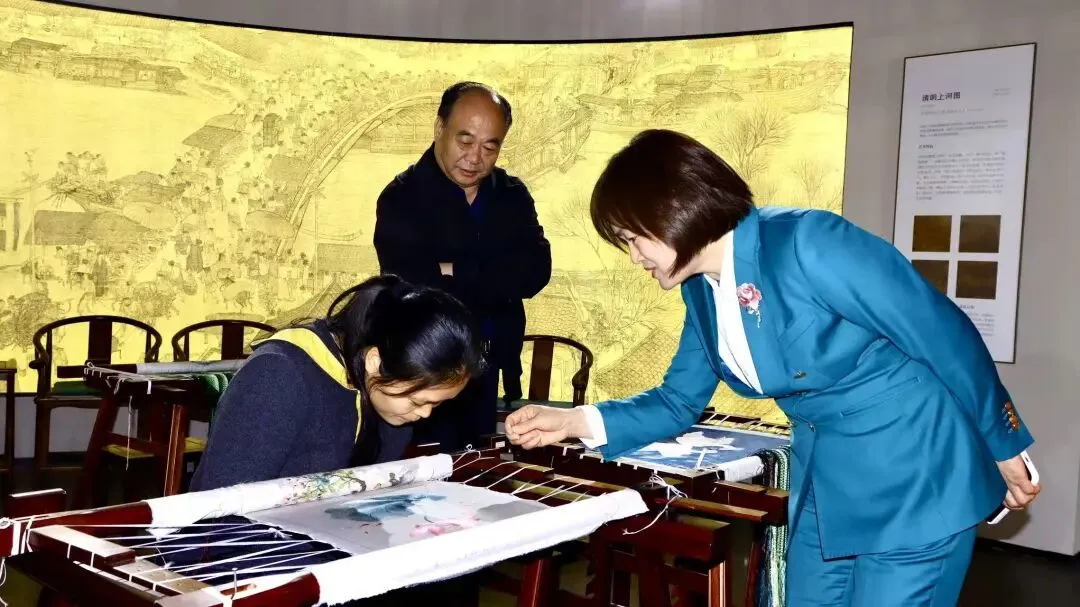 轮值会长活动——中部数字科创城营销负责人屈园园带领协会一行走进一涵汴绣