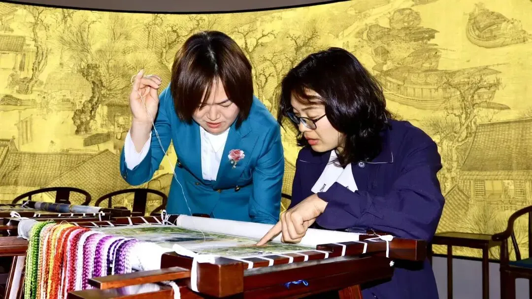 轮值会长活动——中部数字科创城营销负责人屈园园带领协会一行走进一涵汴绣