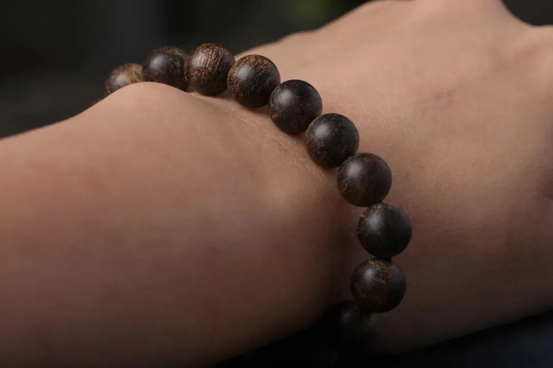 2026沉香市场深度解析:从养生顶流到收藏硬通货,读懂沉香的价值与门道