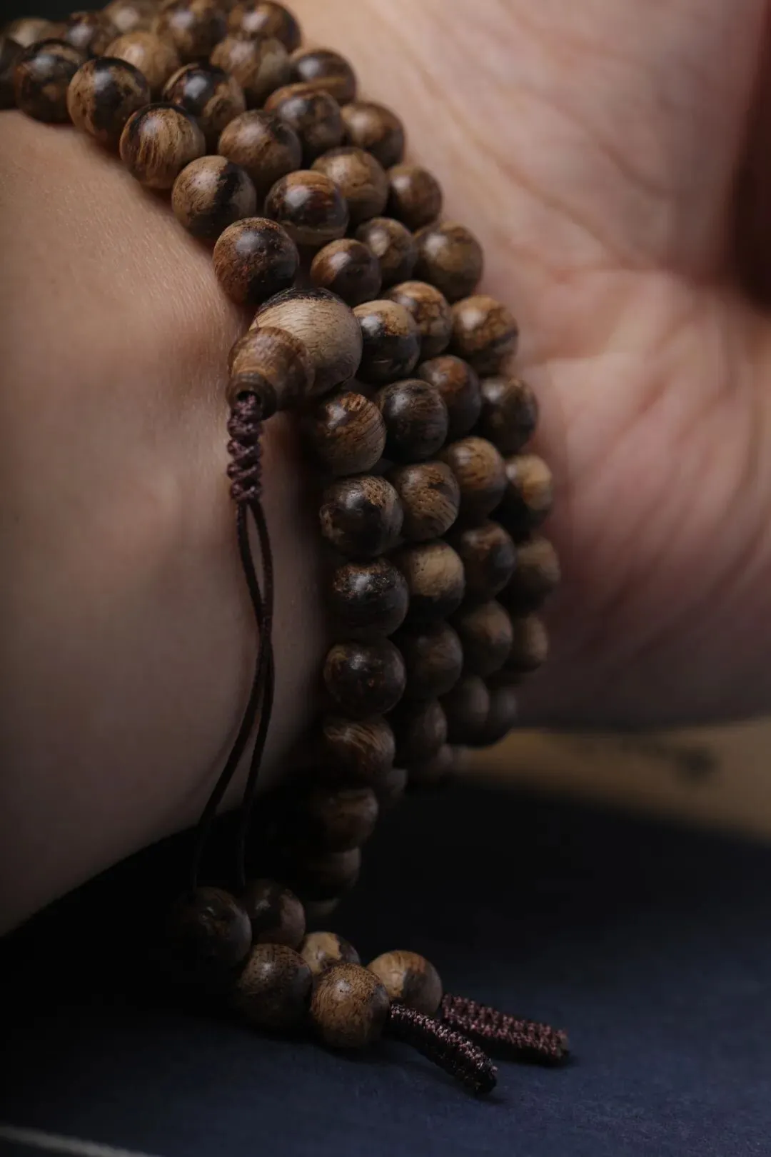 2026沉香市场深度解析:从养生顶流到收藏硬通货,读懂沉香的价值与门道