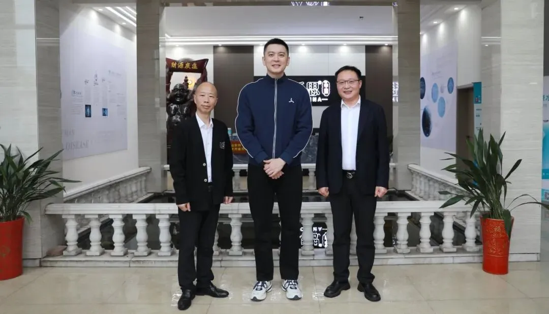 杨鸣昨日探访沃思营销中心!晚上亲授“官方指定用水”,决赛日今晚打响