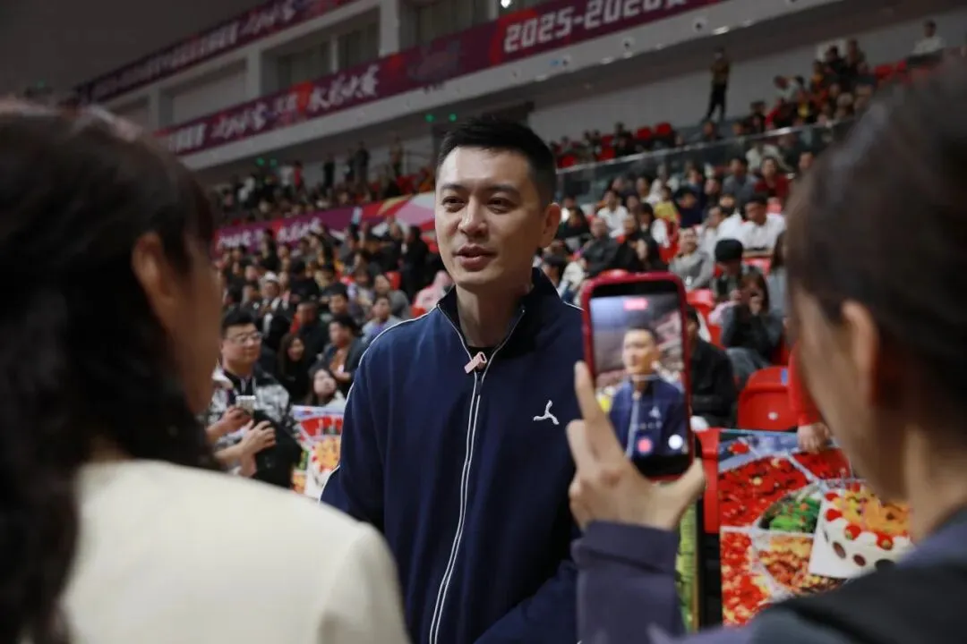 杨鸣昨日探访沃思营销中心!晚上亲授“官方指定用水”,决赛日今晚打响