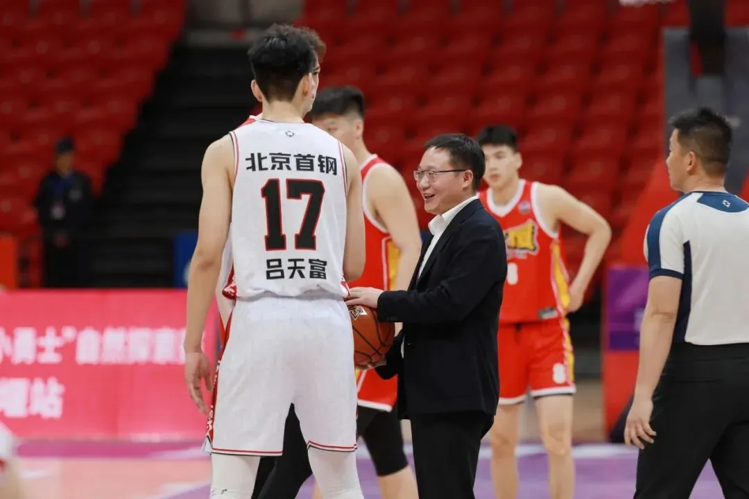 杨鸣昨日探访沃思营销中心!晚上亲授“官方指定用水”,决赛日今晚打响