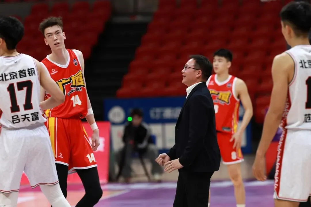 杨鸣昨日探访沃思营销中心!晚上亲授“官方指定用水”,决赛日今晚打响