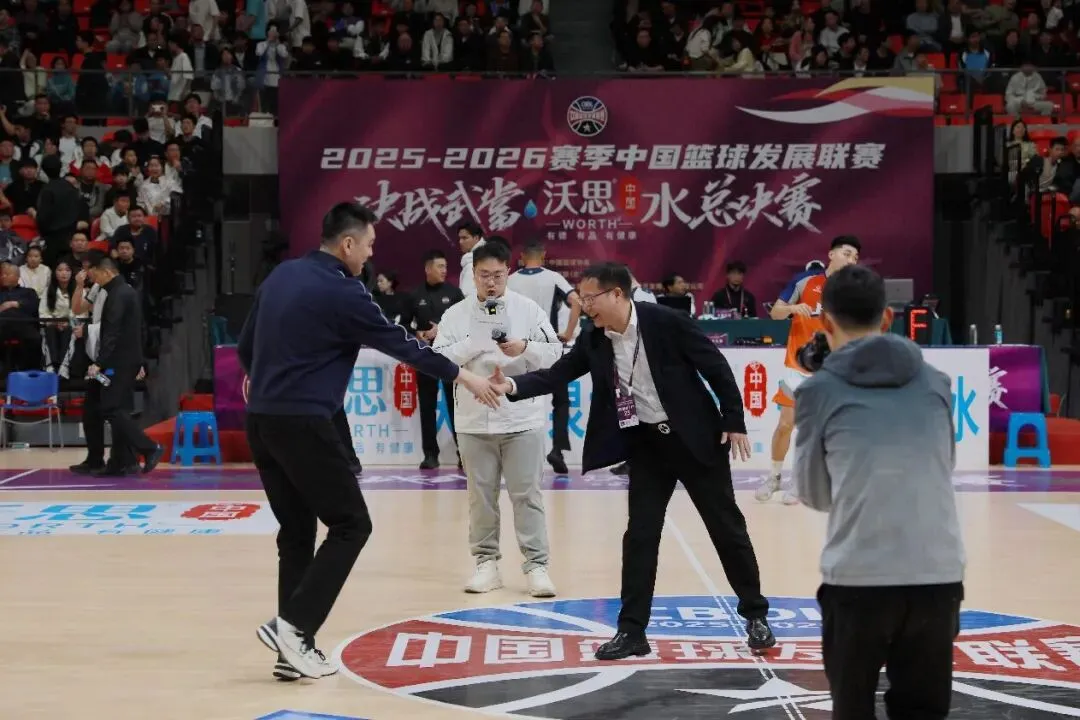 杨鸣昨日探访沃思营销中心!晚上亲授“官方指定用水”,决赛日今晚打响