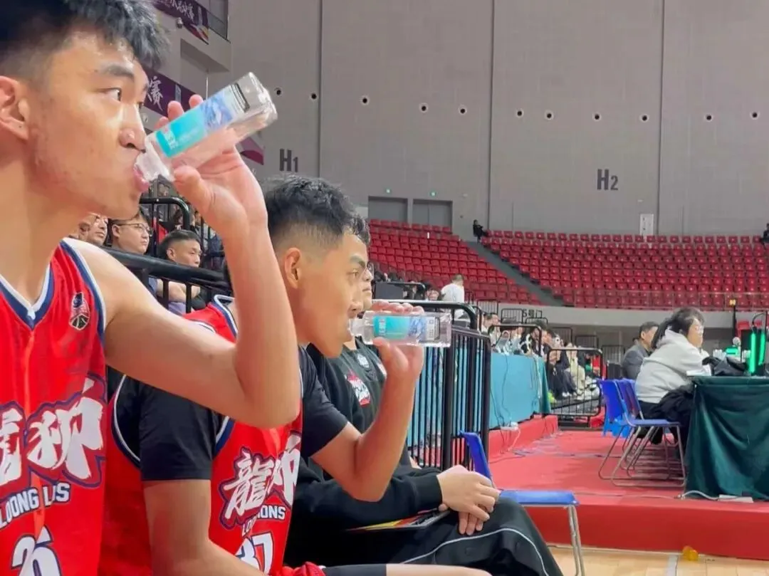 杨鸣昨日探访沃思营销中心!晚上亲授“官方指定用水”,决赛日今晚打响