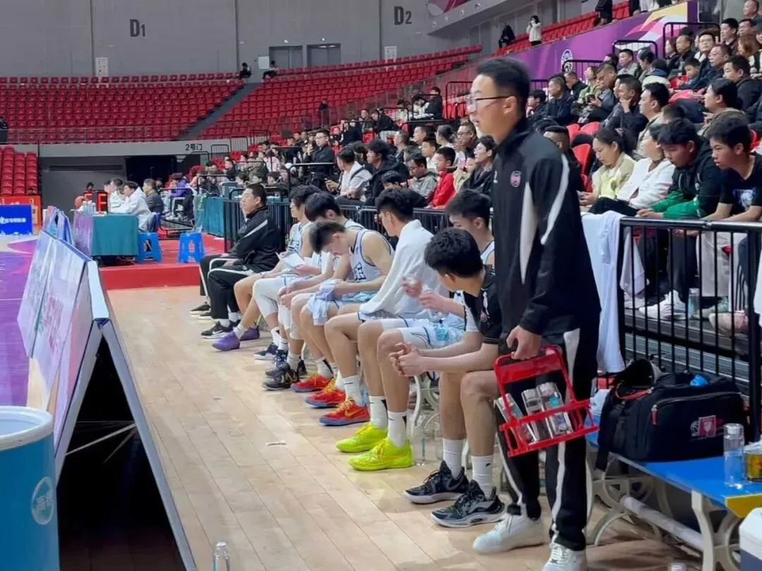 杨鸣昨日探访沃思营销中心!晚上亲授“官方指定用水”,决赛日今晚打响