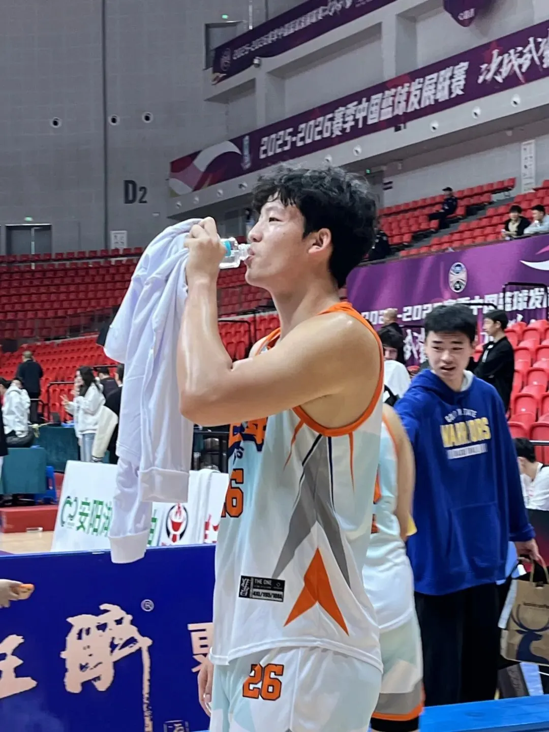 杨鸣昨日探访沃思营销中心!晚上亲授“官方指定用水”,决赛日今晚打响