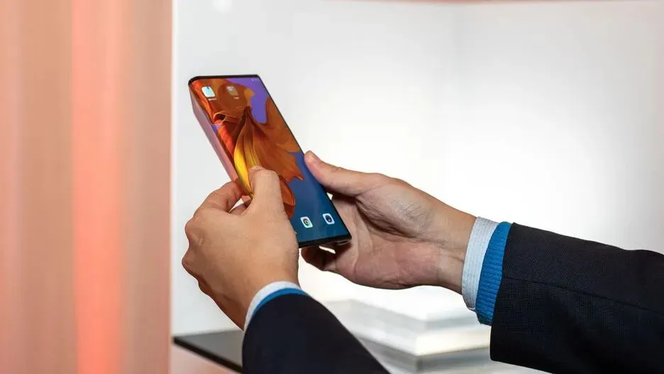 鸿蒙份额飙升至18.6%!中国手机市场格局剧变,华为正式超越苹果!