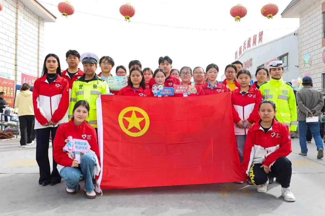 七进宣传|且末交警联合县团委走进农贸市场 把“安全礼包”送到群众身边