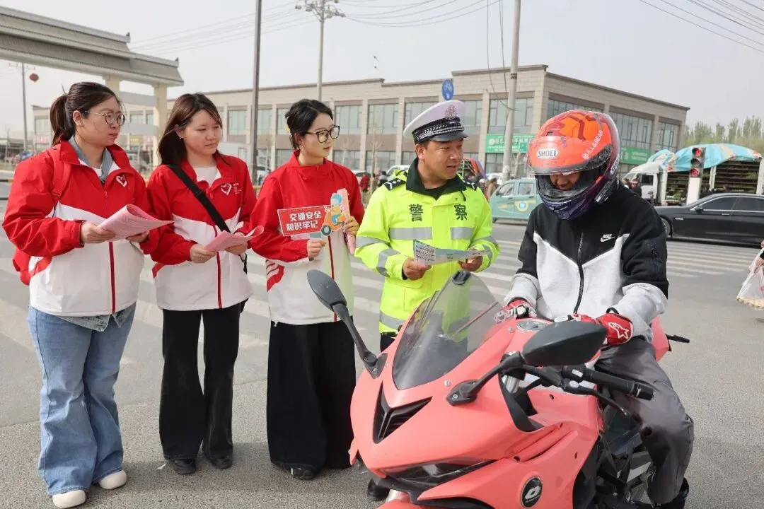 七进宣传|且末交警联合县团委走进农贸市场 把“安全礼包”送到群众身边