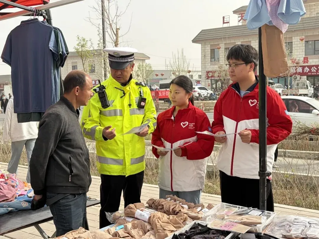 七进宣传|且末交警联合县团委走进农贸市场 把“安全礼包”送到群众身边