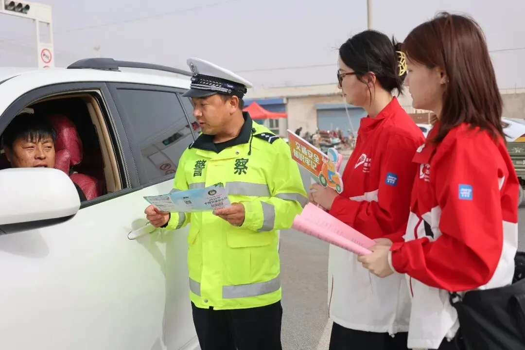 七进宣传|且末交警联合县团委走进农贸市场 把“安全礼包”送到群众身边