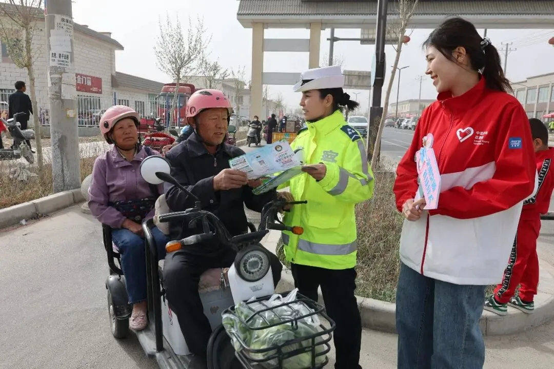 七进宣传|且末交警联合县团委走进农贸市场 把“安全礼包”送到群众身边