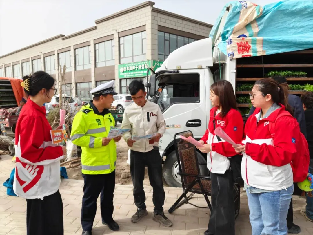 七进宣传|且末交警联合县团委走进农贸市场 把“安全礼包”送到群众身边