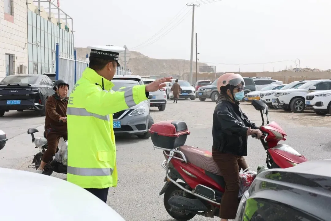七进宣传|且末交警联合县团委走进农贸市场 把“安全礼包”送到群众身边