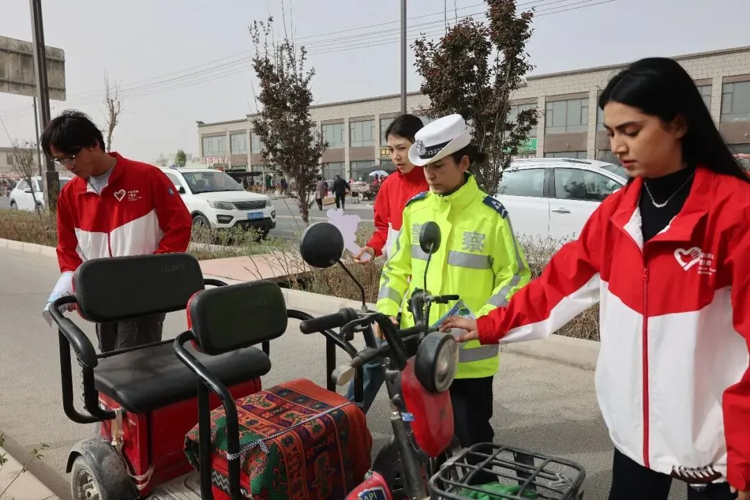 七进宣传|且末交警联合县团委走进农贸市场 把“安全礼包”送到群众身边