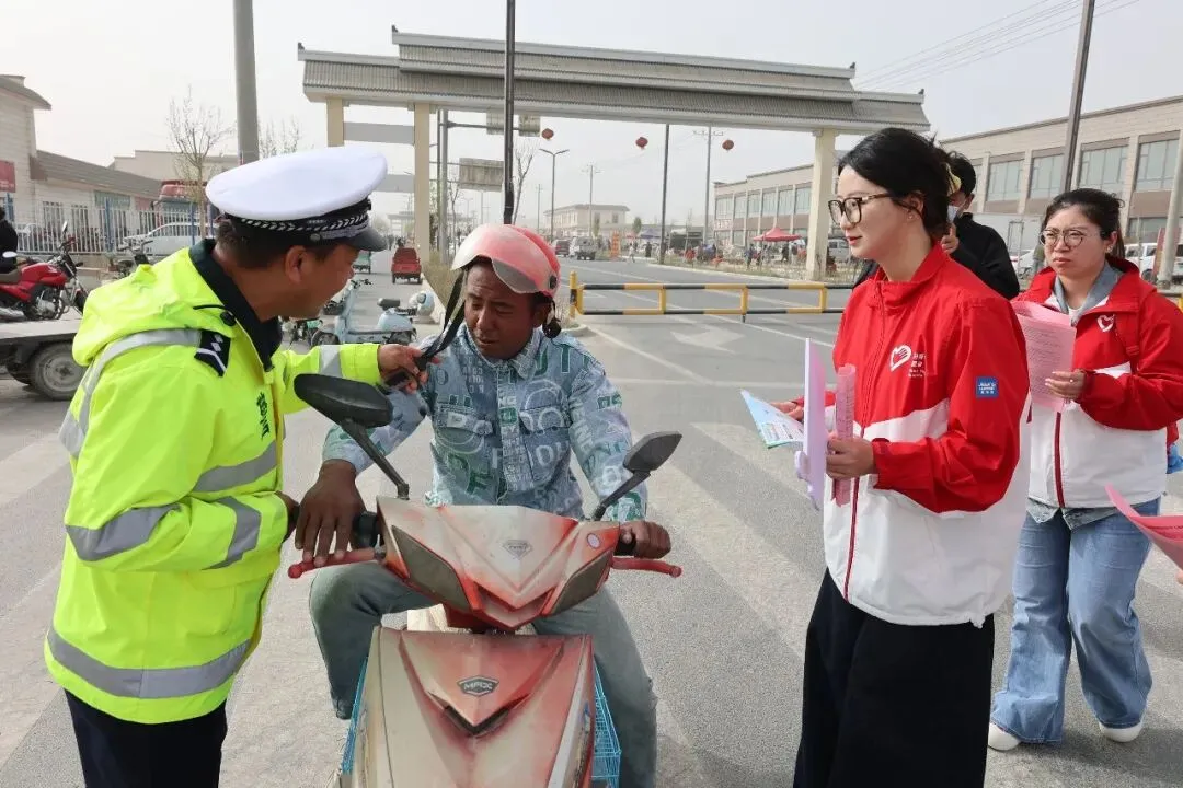 七进宣传|且末交警联合县团委走进农贸市场 把“安全礼包”送到群众身边