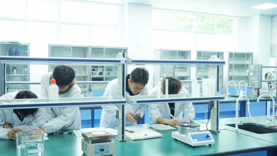 2026年热门专业招生::化妆品制造与营销专业(免分入读)