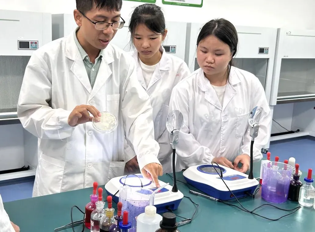 2026年热门专业招生::化妆品制造与营销专业(免分入读)