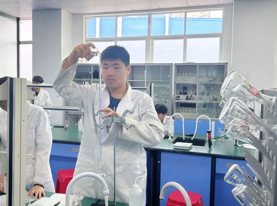 2026年热门专业招生::化妆品制造与营销专业(免分入读)