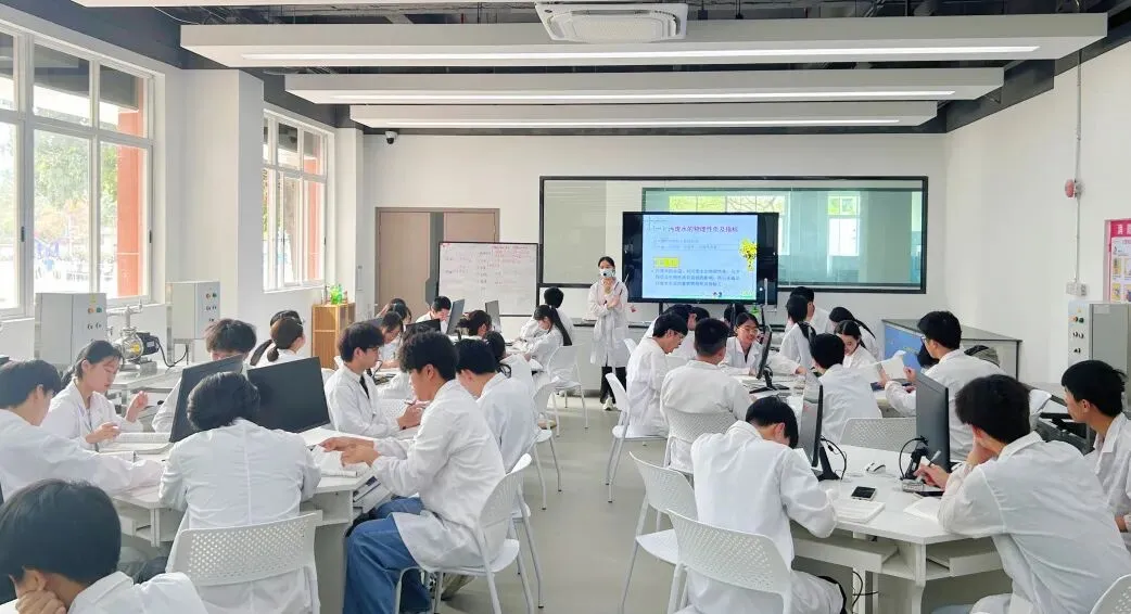 2026年热门专业招生::化妆品制造与营销专业(免分入读)