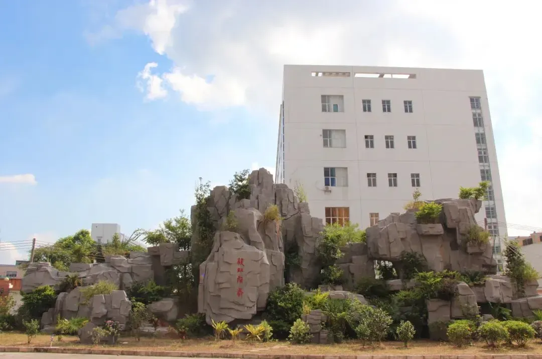 2026年热门专业招生::化妆品制造与营销专业(免分入读)